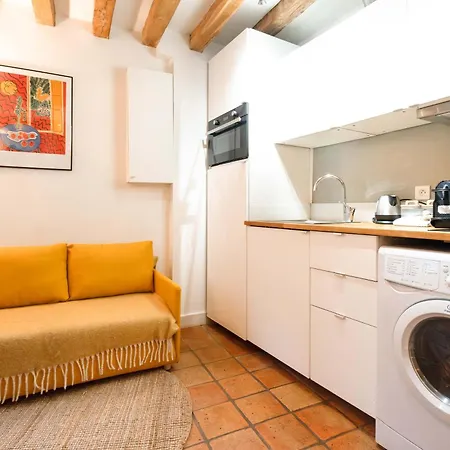 Charming In Notre-dame Apartment *